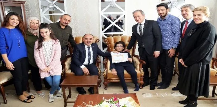 Vali Günaydın evinde eğitim gören Enes Erdem'e karnesini verdi