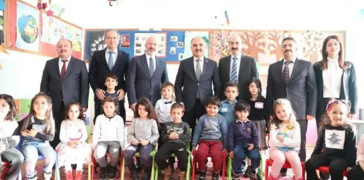 KOCASİNAN’DA İL PROTOKOLÜ, ÖĞRENCİLERİN KARNE HEYECANINI PAYLAŞTI