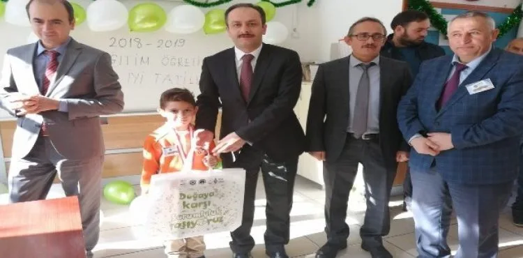 Öğrencilere karneleri çevre dostu çantalar içinde verildi