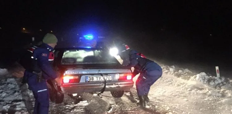 Tipide mahsur kalan 14 kişi jandarma tarafından kurtarıldı