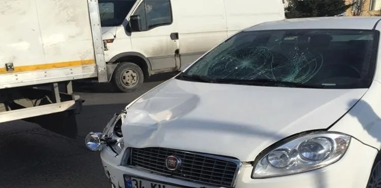 Motosikletteki kadın otomobilin camına uçtu
