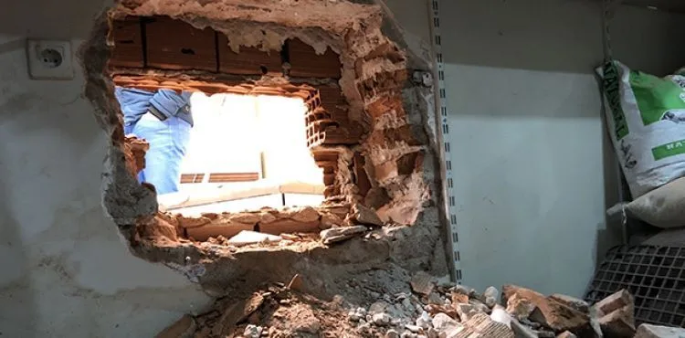 2 milyon lira değerindeki 10 kilogram altını çalarak kaçtılar