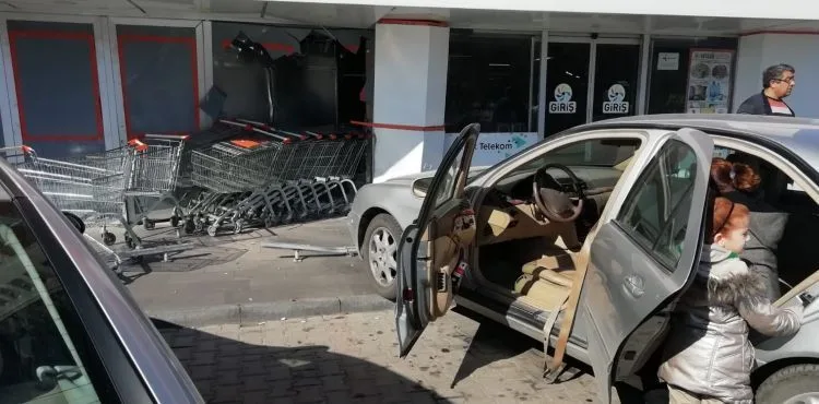 Fren Yerine Gaza Basınca Markete Daldı