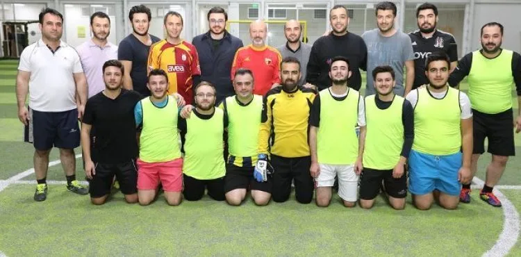 gençlerle birlikte halı sahada futbol