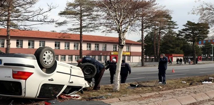 Faciayı refüjdeki ağaçlar önledi