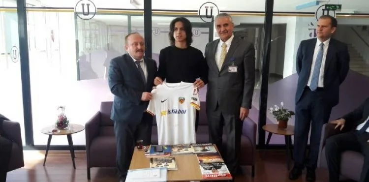 Emre Demir imzalı formasını hediye etti
