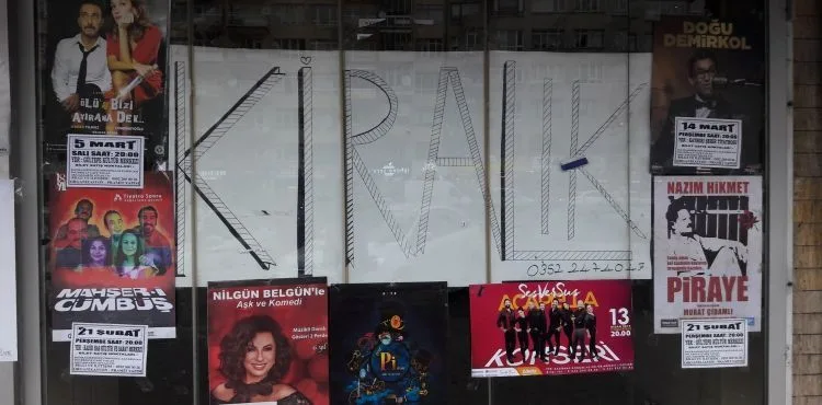 Kriz Dükkanları, Korsan Afişler Camlarını Kapattı