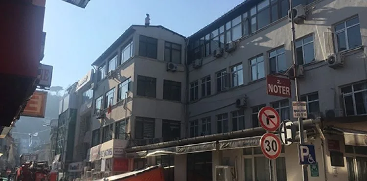 Hastane çatısına çıkan simitçi