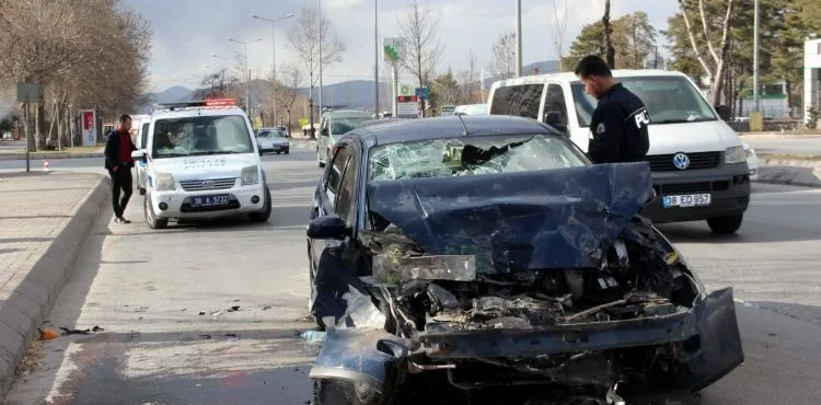 Otomobil halk otobüsüne arkadan çarptı: 3 yaralı