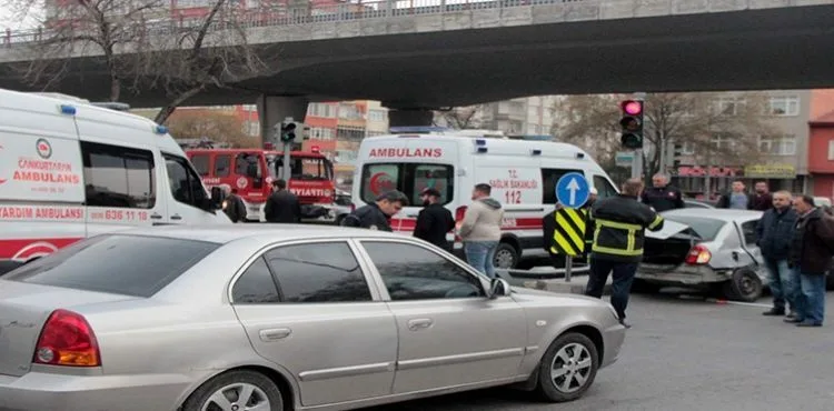 Zincirleme kazada araçlar büyük hasar gördü