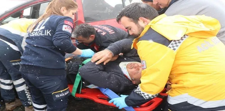 Kayseri’de 2 otomobil kafa kafaya çarpıştı: 6 yaralı
