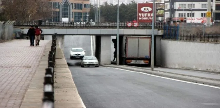 TIR köprüye sıkıştı
