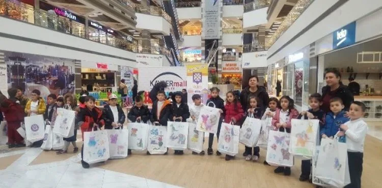 Hünerli eller 'Geri Dönüşüm Sanatla Birleşiyor' etkinliğinde çantalar hazırladı