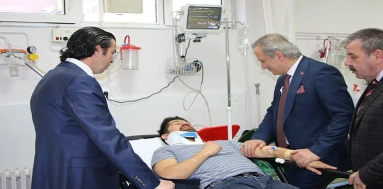 Öğretmenleri taşıyan otomobile beton mikseri çarptı: 4 yaralı