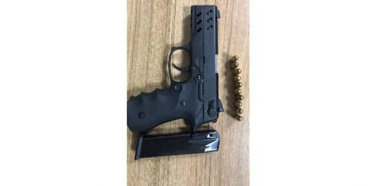 Polis ekiplerinin arama yaptığı araçtan tabanca ele geçirildi