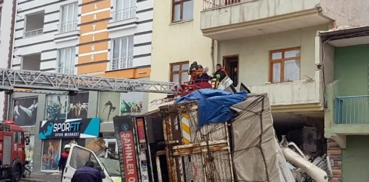 Kontrolden çıkan kamyon eve girdi