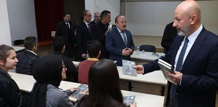 Başkan Çolakbayrakdar, öğrencilere ‘Safahat’ hediye etti