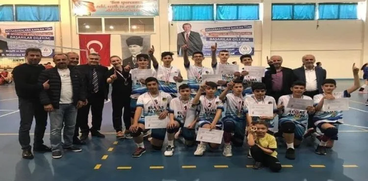 Yahya Kemal Beyatlı Ortaokulu Voleybolda Yarı Finalde