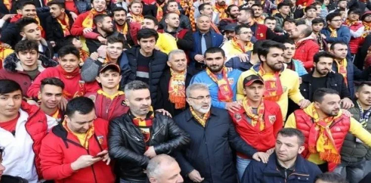 Büyükkılıç, maçı Kapalı Kale Grubu ile birlikte izledi