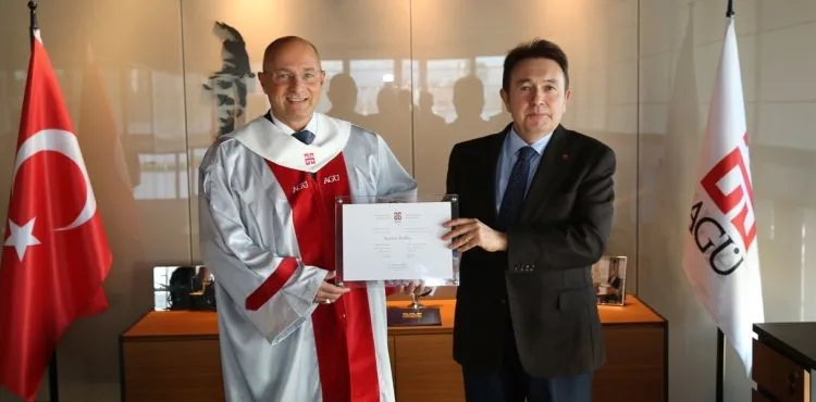 AGÜ’den Fahri Profesörlük Unvanı