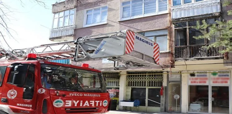 Kocasına kızıp evi ateşe verdi