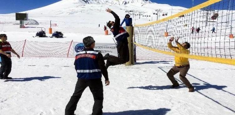 Kar voleybolu Erciyes'te halka yayılıyor