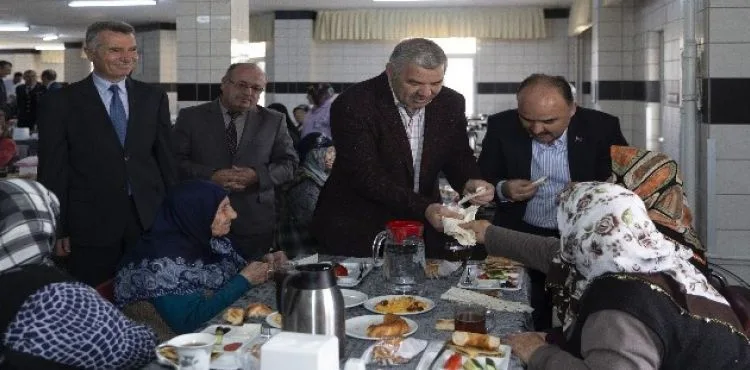 Başkan Çelik, Yaşlılara Saygı Haftası'nda Huzurevi'ndeki yaşlılarımızla bir araya geldi