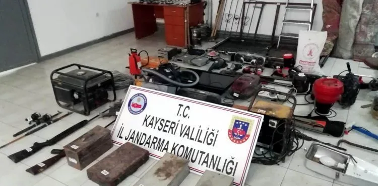 Bağ evi hırsızları yakalandı