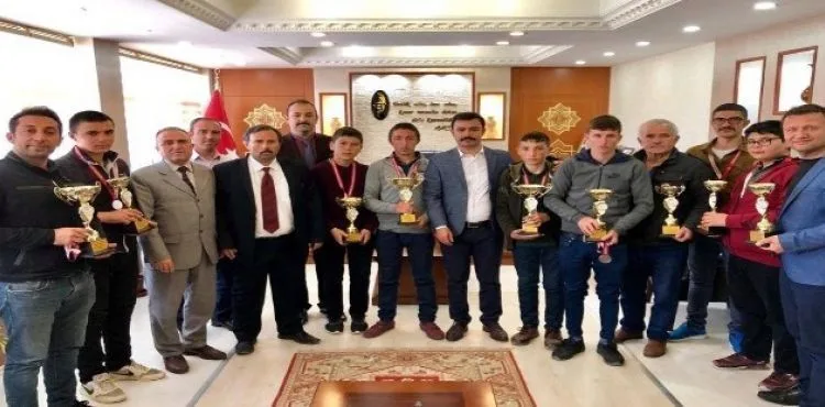 Sarıoğlan'da başarılı olan sporcu öğrencilere ödül verildi