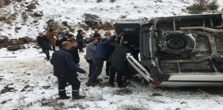 Erciyes'te yolcu minibüsü şarampole devrildi: 3 yaralı
