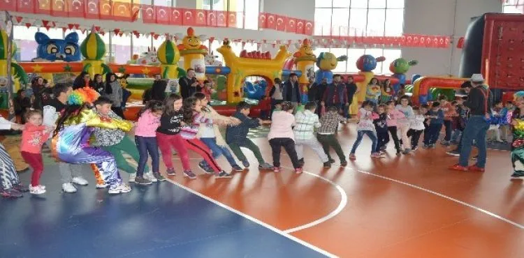 Şehir Hastanesi'nde kalan çocuklar, 23 Nisan coşkusunu doyasıya yaşadı