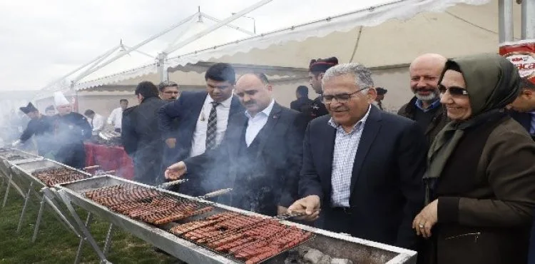 Büyükşehir Belediyesi'nin 23 Nisan Şenliği'ne yaklaşık 10 bin kişi katıldı