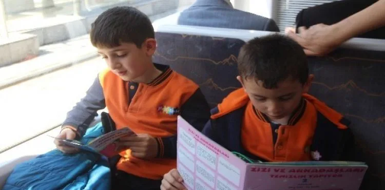 Kitap okumayı teşvik etmek için tramvayda kitap okudular
