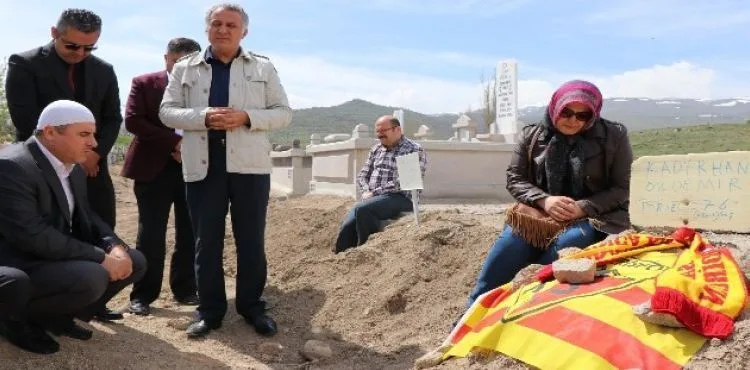 TÜM-İŞ Genel Başkanı Şahin, iş kazasında hayatını kaybeden gencin mezarını ziyaret etti