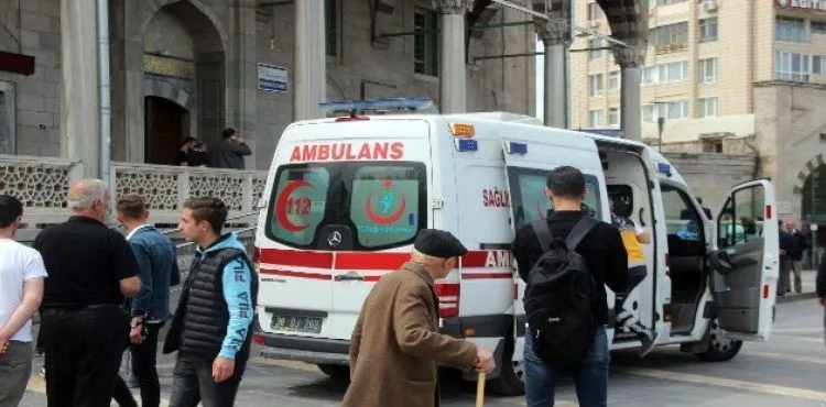 Yaşlı adam cami çıkışında hayatını kaybetti