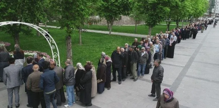 Bedava fide alabilmek için uzun kuyruk oluşturdular