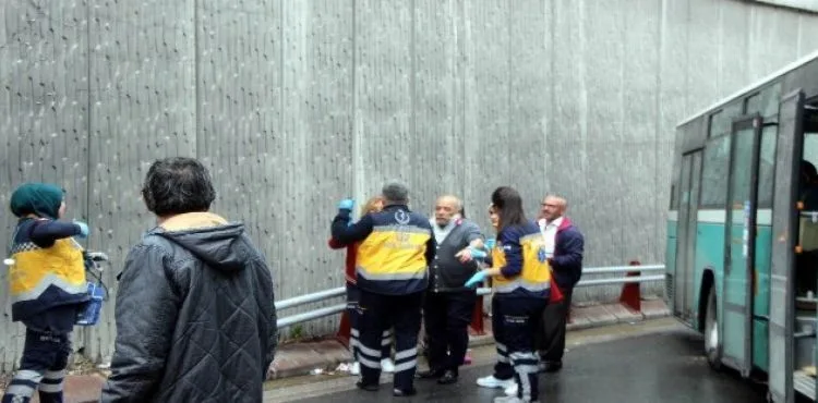 Özel halk otobüsü alt geçitte kaza yaptı: 8 Yaralı