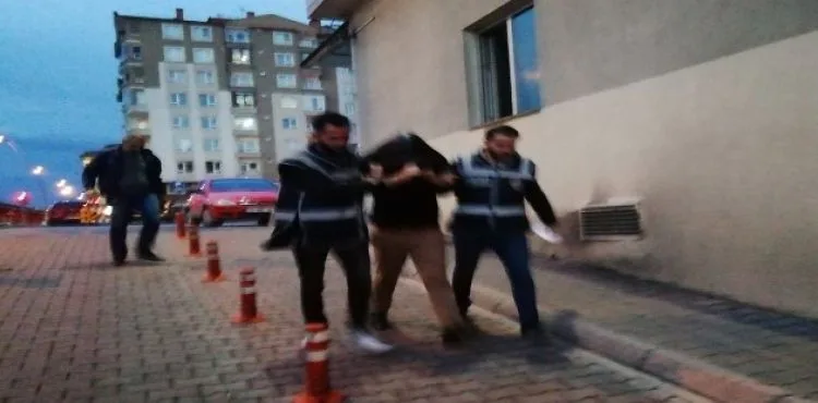 'Dur' ihtarına uymayan ve polis aracını sıkıştıran şahıs yakalandı