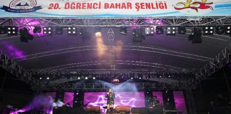 ERÜ'de Öğrenci Bahar Şenlikleri Kapsamında Ünlü Sanatçı Merve Özbey Konser Verdi