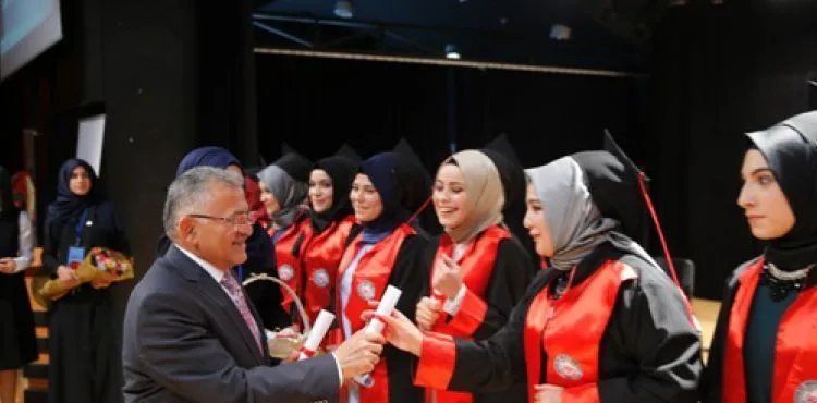 Başkan Büyükkılıç, Kayseri Kız Anadolu İmam Hatip Lisesi’nin mezuniyet törenine katıldı