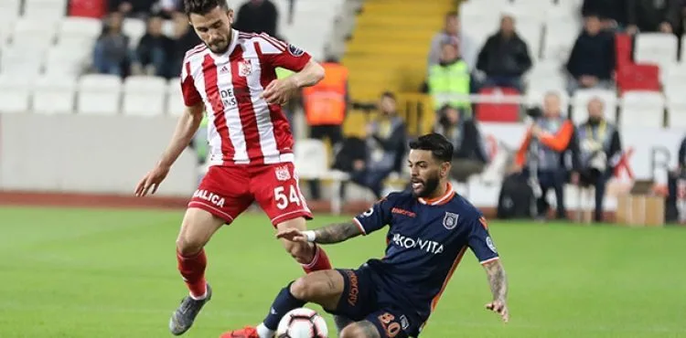 Lider Başakşehir'e Sivas'ta darbe