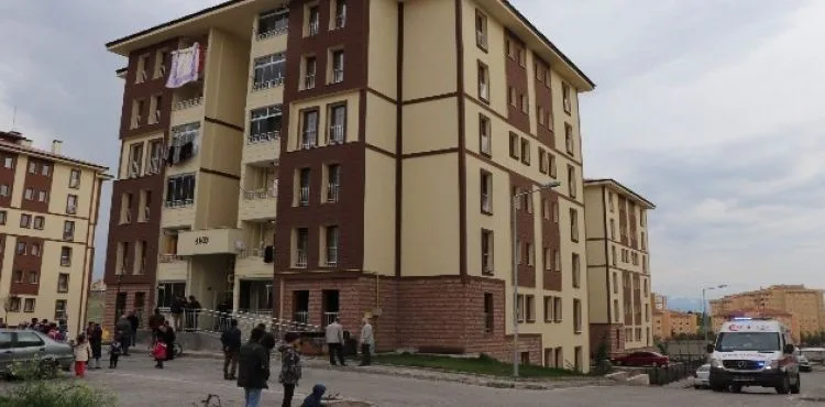 Kanepe yandı 7 kişi hastanelik oldu