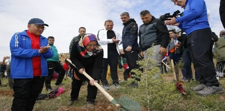 Büyükşehir Belediyesi, Sarımsaklı Barajı'nda doğa yürüyüşü ve fidan dikme etkinliği yaptı