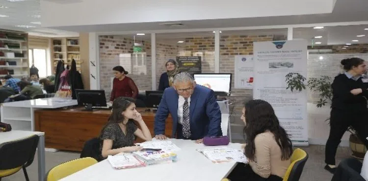 Başkan Büyükkılıç'tan Kütüphane Ziyareti