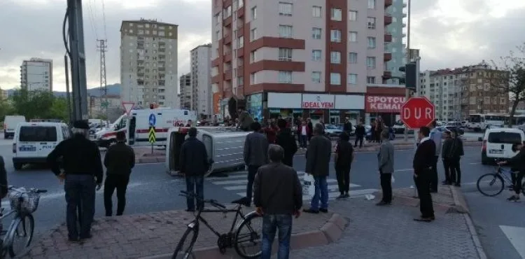 Vatandaşlar yan yatan kamyonetten yaralıları böyle çıkardı