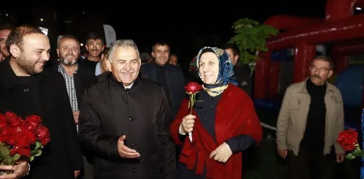 ANNELERE ÇİÇEK, ÇOCUKLARA HEDİYE VERDİ