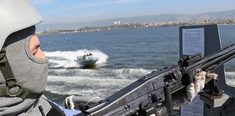 Deniz Kurdu tatbikatında savaş gemilerine saldıran terörist botlar püskürtüldü