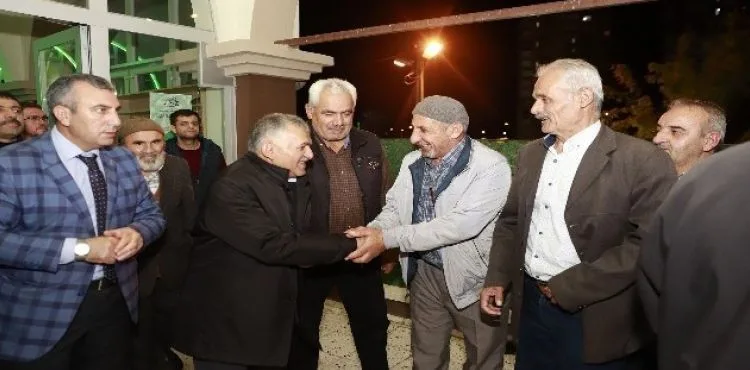 Başkan Büyükkılıç annelere çiçek, çocuklara hediye verdi