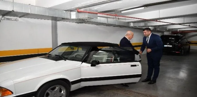 Bahçeli, Mustang marka aracını Kayseri Milletvekili Ersoy'a hediye etti