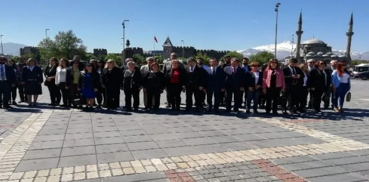 Kayseri Eczacılar Odası Genel Sekreteri Uğur Nuri Akın: “İnternetten pek çok şey alabilirsiniz ama anne ve bebek ürünleri almayın”